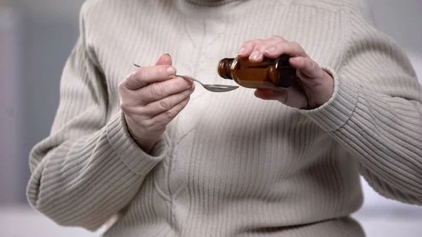 Old Lady Pouring Cough Syrup Spoon Trembling Hands Health Treatment — Stock Photo, Image