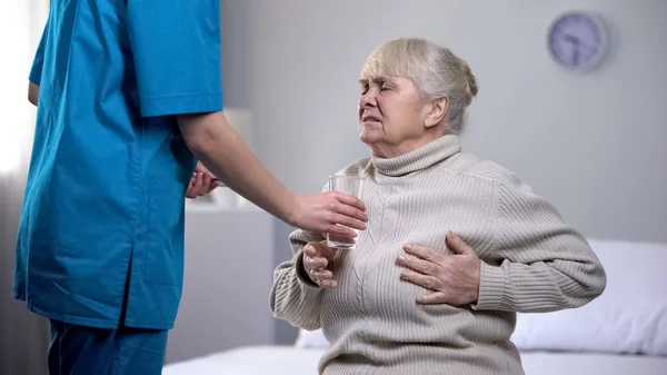 Enfermeira Dando Analgésicos Senhora Idosa Sofrendo Ataque Cardíaco Tratamento — Fotografia de Stock
