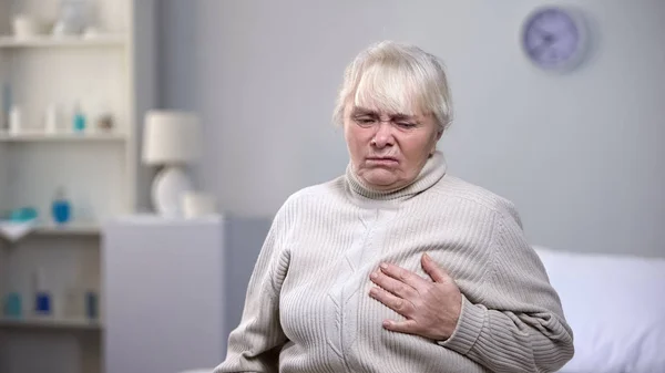 Mujer Anciana Repentinamente Sintiendo Ataque Corazón Problemas Salud Vejez — Foto de Stock