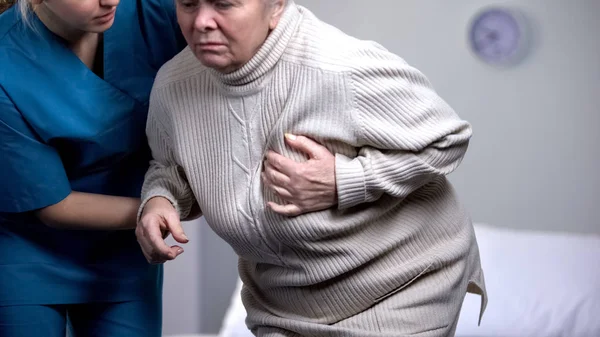 Ženské Důchodce Pocit Náhlé Srdeční Bolest Sestra Pomáhá Starý Pacient — Stock fotografie