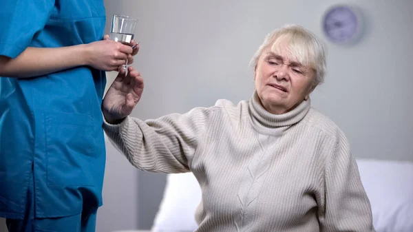 Old Woman Rejecting Medication Nurse Rehabilitation Center Treatment — Stock Photo, Image