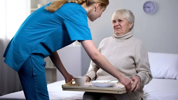 Freche Seniorin Verweigert Ekelhaftes Diät Abendessen Medizinischen Zentrum Pflege — Stockfoto