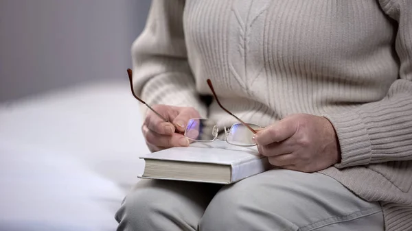 Seniorin Mit Brille Und Buch Interessantes Hobby Freizeit Weisheit — Stockfoto