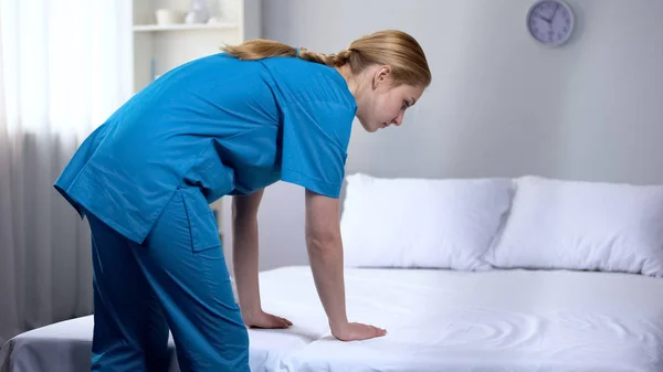 Young Nurse Preparing Clean Bed Linen Rehabilitation Center Good Service — Stock Photo, Image