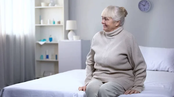 Mooie Oude Dame Zittend Bed Verpleeghuis Comfortabele Service Pensioen — Stockfoto