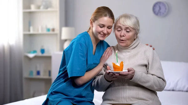 Ehrenamtliche Umarmen Ältere Dame Bläst Kerze Auf Geburtstagstorte Krankenhausdienst — Stockfoto