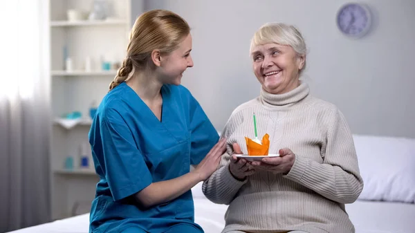 Voluntario Celebrando Cumpleaños Con Anciana Sosteniendo Pastel Atención Paciente — Foto de Stock