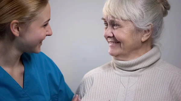 Jonge Medisch Werker Gesprek Met Lachende Oudere Dame Het Ziekenhuis — Stockfoto