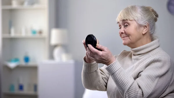 Elegant Old Woman Holding Hand Mirror Applying Skin Powder Beauty — Stock Photo, Image