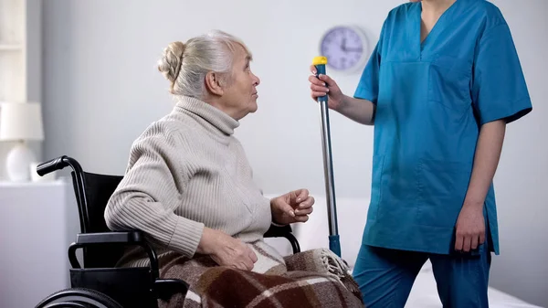 Vieja Habladora Silla Ruedas Chismorreando Con Conserje Del Hospital Soledad — Foto de Stock