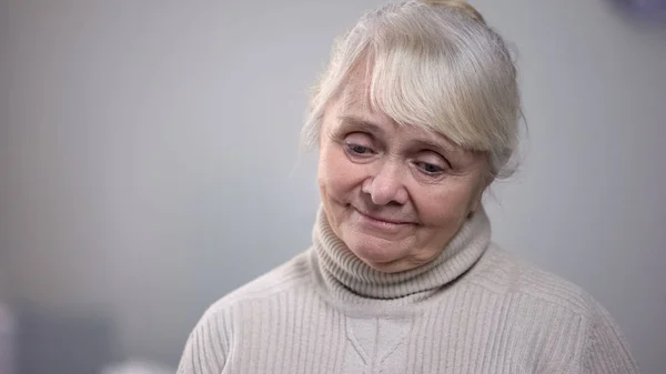 Beautiful Elderly Woman Easily Smiling Remembering Days Pleasure Memories — Stock Photo, Image