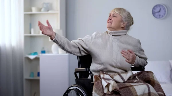 坐在轮椅上的老妇人感到胸痛 寻求帮助 心脏病发作 — 图库照片