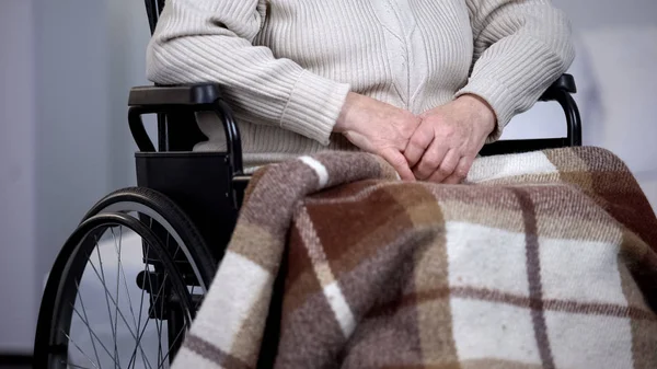 Tekerlekli sandalyeyaşlı bayan battaniye closeup, sağlık, huzurevi ile kaplı