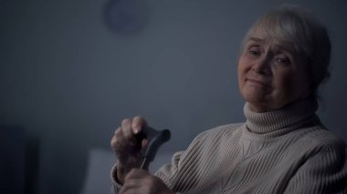 Yaşlı kadın odada tek başına oturan ağlıyor, yaşlılık yalnızlık, sorun depresyon