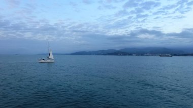 Yelkenli tekne, gemi parlak cennet taşıyan rüzgar romantik yolculukta