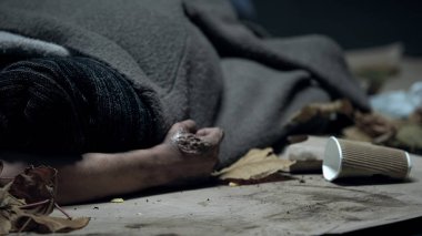 Sonbaharda sokakta uyuyan battaniye ile kaplı deri yanıkları ile, soğuk