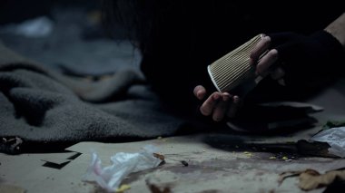 Evsiz kadın kağıt bardaktan para atıyor, bağışları sayıyor, hayır kurumu