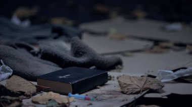 İncil ve şırınga çöp ile zeminde, uyuşturucu için dua insanlar istismar, umut