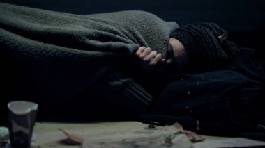 Zavallı dilenci soğuk, evsizlik hissi sokakta uyuyan kirli battaniye kaplı