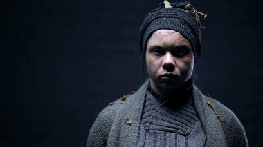 Bum karanlık arka plan, sosyal sorun, yoksulluk umutsuzluk üzerinde kamera bakıyor