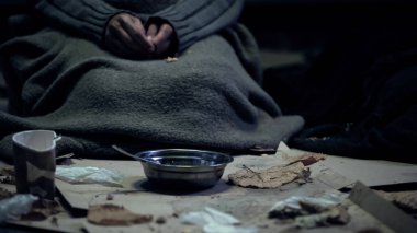 Kirli bez içinde zavallı insan, kase önünde oturan, sokakta yaşayan, evsizlik