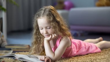 İlginç çocuk hikaye kitabı okuma yerde, meraklı küçük kız