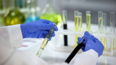 Tüpler, petrol üretim sanayi sarı ve siyah sıvı karşılaştıran araştırmacı