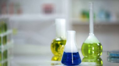 Laboratuvar masasında duran şişedeki mavi madde örneği, yıkama maddesi