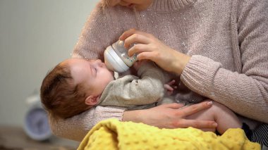Sevimli küçük çocuk şişeden aksesuarları besleme yapay besleme bebek bakıcısı