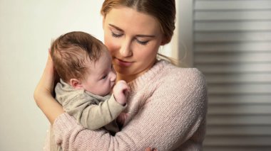 Yetimhane, evlat edinmek yeni aile içinde küçük sevimli yeni doğan holding bebek bakıcısı