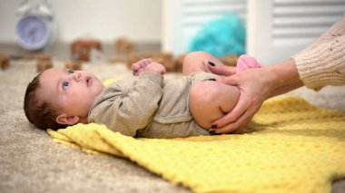 Bayan, bebek bacakları masaj kalça dysplasia önleme, kolik ağrıyı eklemler.