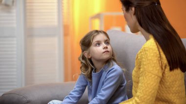 Anne ve kızı konuşuyor, anne yaşam durumlarında nasıl nasıl olunması gerektiğini anlatıyor