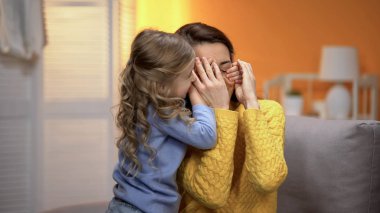 Anneler gözleri el ile kapatma sevimli küçük kız mutlu aile anları