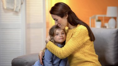 Anne ve kızı kucaklayan, mutlu aile birlikte vakit geçirmek, sevgi duygu
