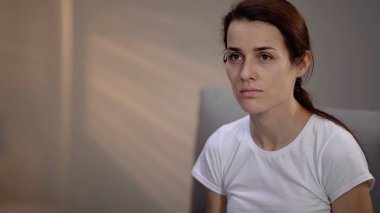 Depresif sağlıksız bayan portresi, aile içi şiddet kurbanı insan ticareti