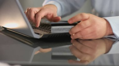 Kredi kartı numarası dizüstü bilgisayar, online bankacılık hizmeti, rezervasyon girilen işadamı