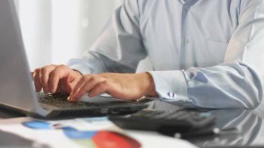 Office yöneticisi dizüstü bilgisayar klavyesi yazarak, finansal analist rapor hazırlama, iş
