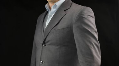 Pahalı takım elbiseli zengin adam kameraya poz, başarılı iş stratejisi