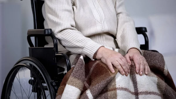 Mujer Anciana Silla Ruedas Que Masajea Articulaciones Dolorosas Rodilla Problemas —  Fotos de Stock