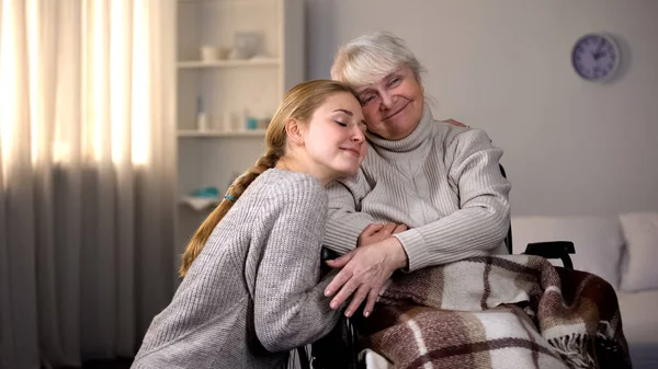 Petite Fille Embrassant Grand Mère Handicapée Gentillesse Familiale Bénévolat — Photo