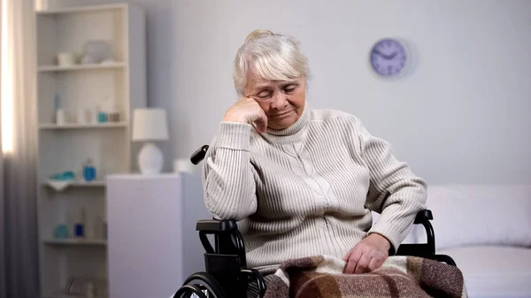 Femme Âgée Déprimée Fauteuil Roulant Penser Des Problèmes Santé Hôpital — Photo