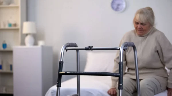 Hospital Caminando Frente Cama Sentada Anciana Lesionada Rehabilitación Clínica — Foto de Stock