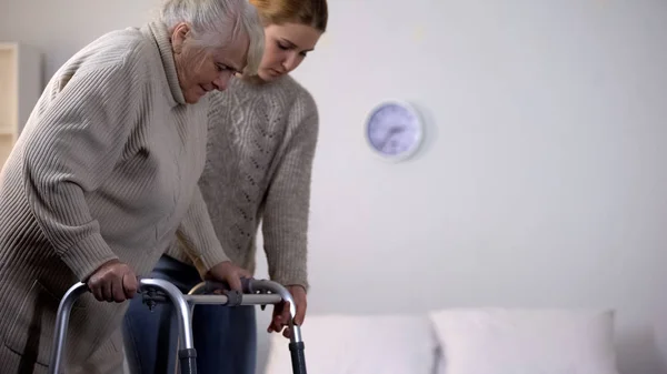 Mulher Ajudando Avó Usar Reabilitação Quadro Andando Após Cirurgia Articular — Fotografia de Stock
