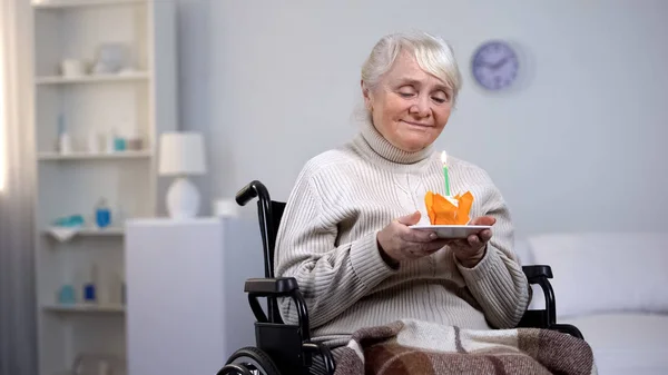 Lächelnde Behinderte Großmutter Mit Geburtstagstorte Den Händen Krankenhausaufenthalt — Stockfoto