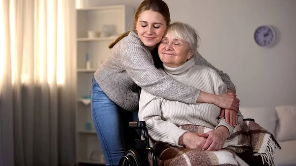 Внучка Обнимает Улыбающуюся Старушку Инвалидном Кресле Семейная Любовь Забота — стоковое фото