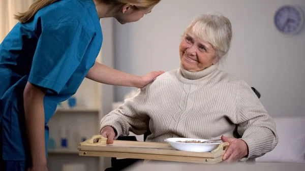 Trabajadora Médica Que Cuida Una Paciente Anciana Cuidado Suave Hogar — Foto de Stock