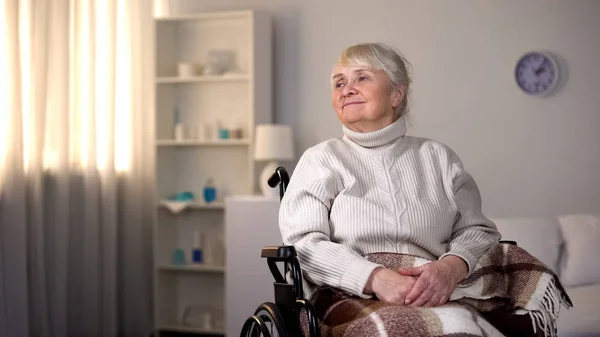Gülümseyen Yaşlı Kadın Oturan Tekerlekli Sandalye Örtülü Battaniye Mutlu Klinik — Stok fotoğraf