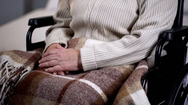 Senior Funktionshindrade Kvinna Täckt Med Filt Närbild Sjukhem Pensionering — Stockfoto