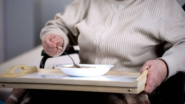 Ältere Patientin Isst Brei Medizinische Versorgung Krankenhaus Pflegeheim — Stockfoto