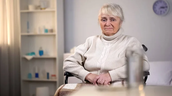 Mujer Anciana Deprimida Sentada Silla Ruedas Mal Diagnóstico Depresión Recuperación —  Fotos de Stock